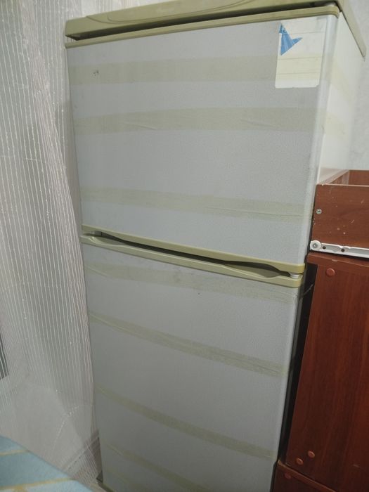 Продам холодильник работает отлично. Днепр , морозильная камера отдель