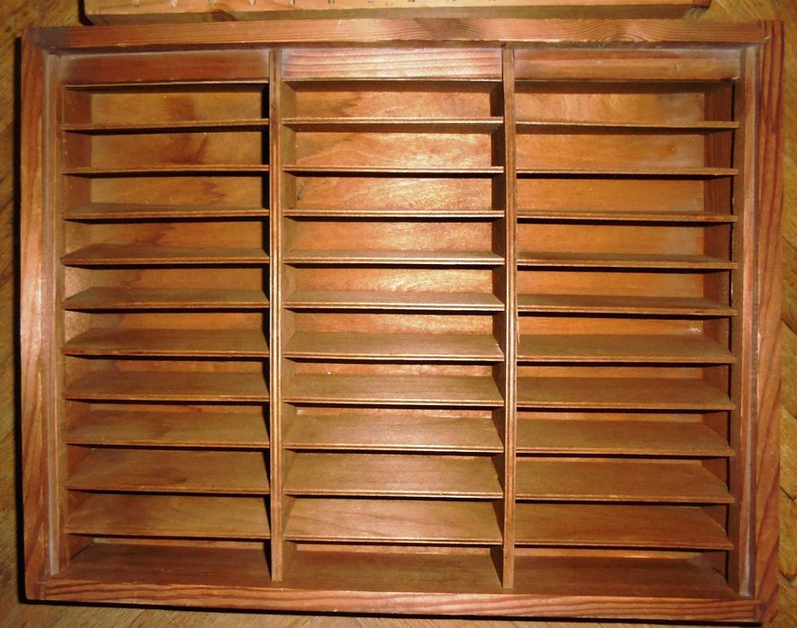 Vand mobilier din lemn (placaj ) tip cutie casete