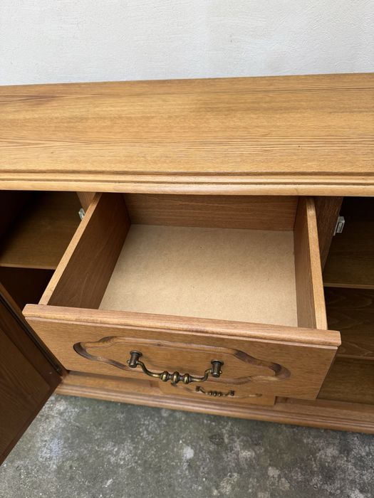 Скрин от масивно дърво с чекмеджета и рафтове