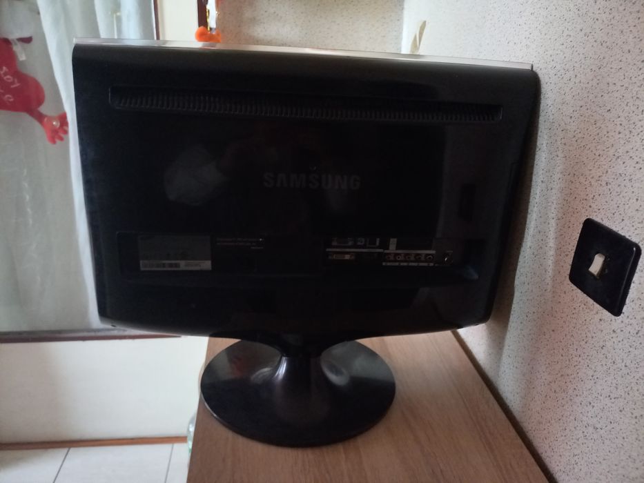 Продавам монитор Самсунг