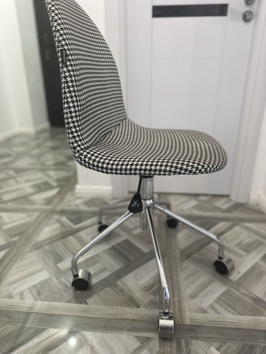 Scaun rotativ alb negru