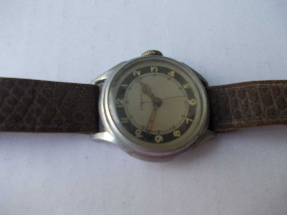 Ceas vechi de mana barbatesc MILITAR? defect