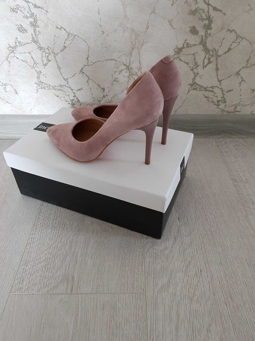 Продам 2 пары обуви за 10000 тг.