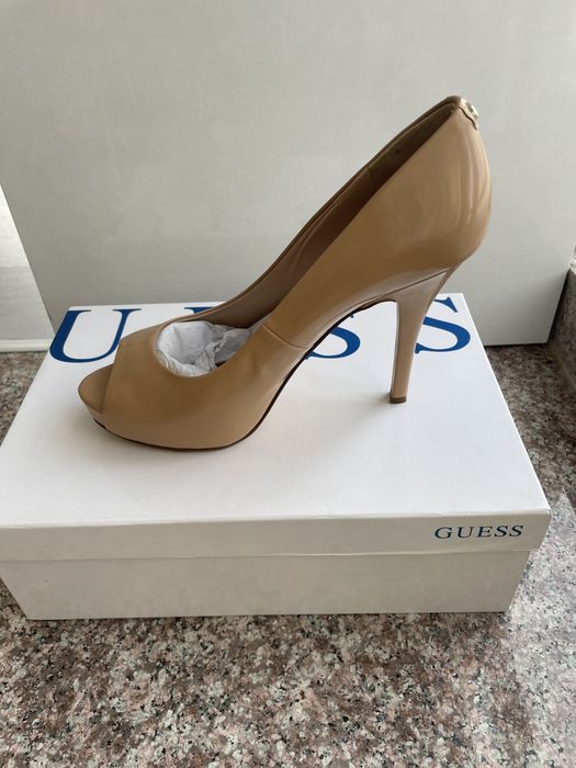 Обувки на ток Guess в цвят екрю