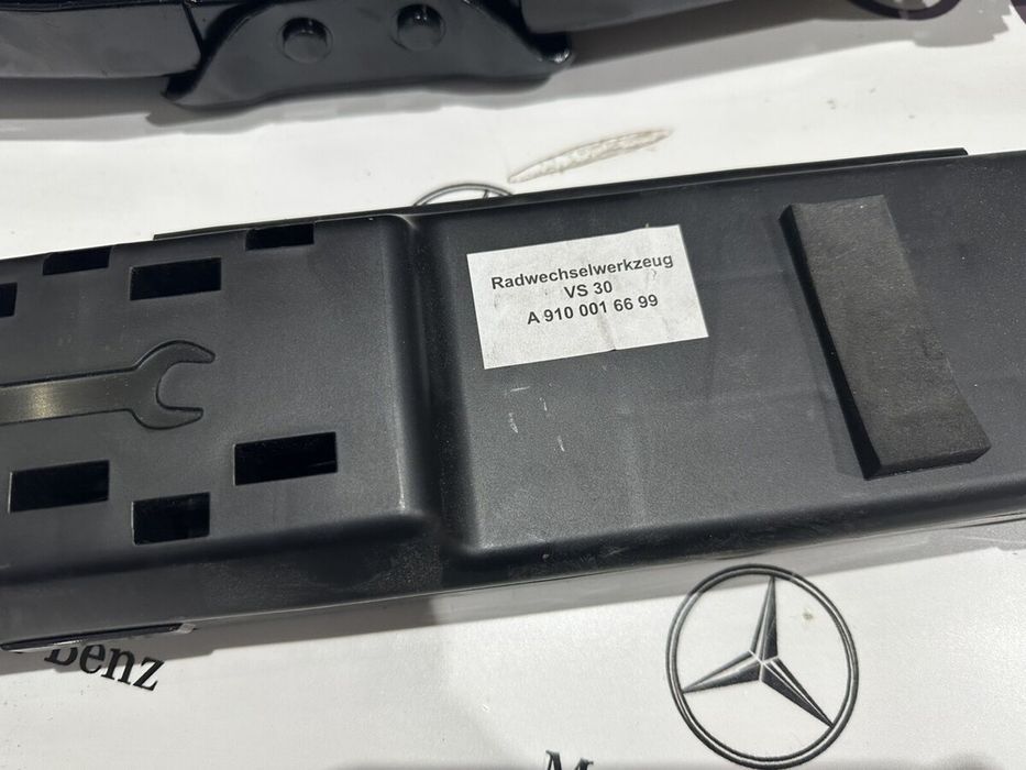Оригинален крик+ключ за гуми Мерцедес