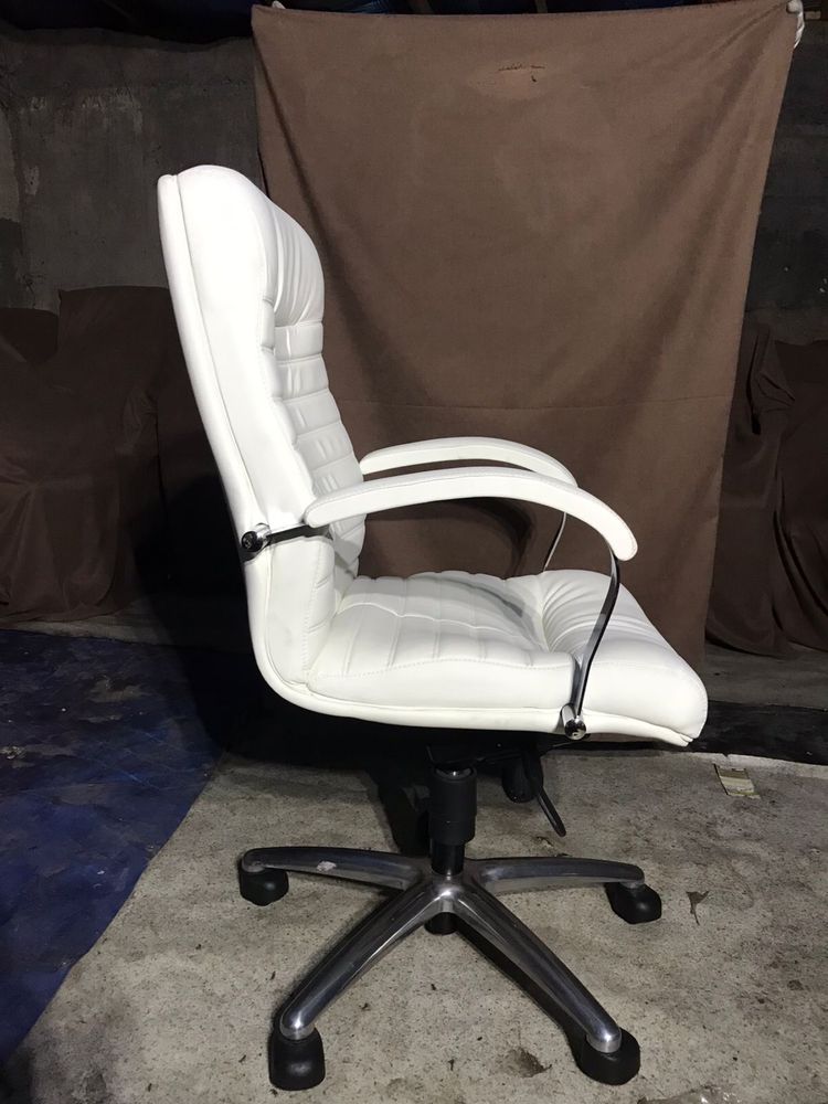 Кресло кожанное офисное белое, в отличном состоянии