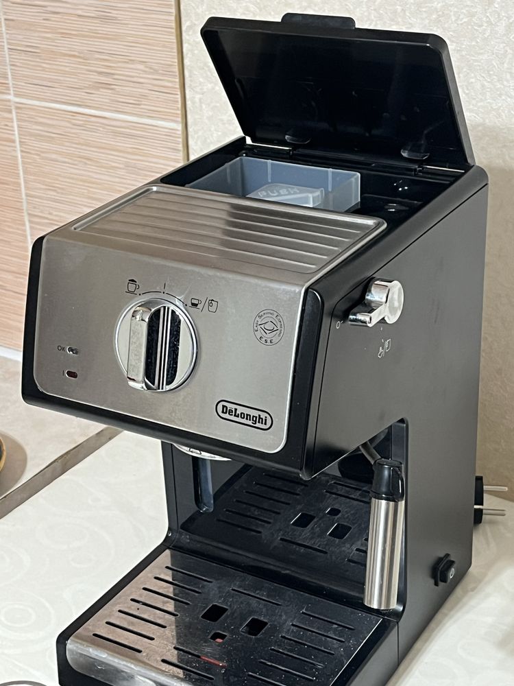 Кофемашина Delonghi.