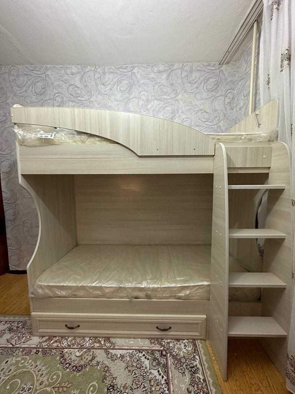 Продам двухярусный кровать с матрасом