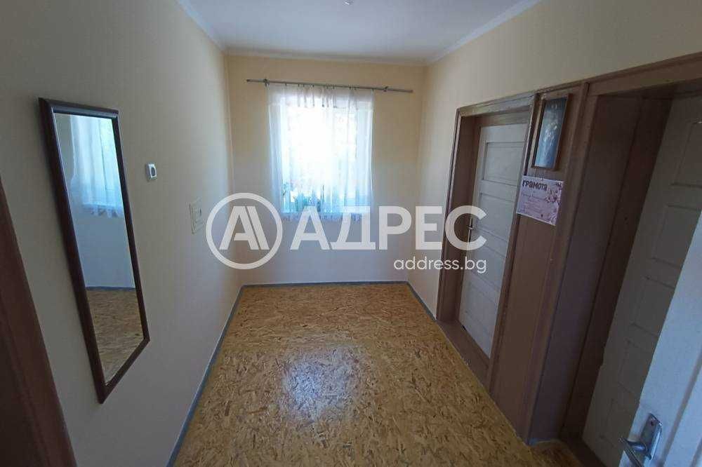 Реновирана и поддържана къща в с. Просторно!