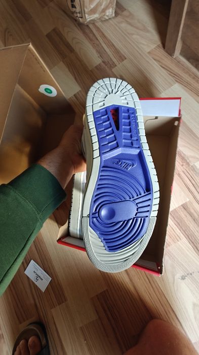 Vand Jordan 1 , Nike Dunk noi