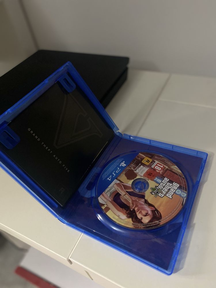 ПРОДАВАМ Ps4 SLIM с 2 джойстика+5игри