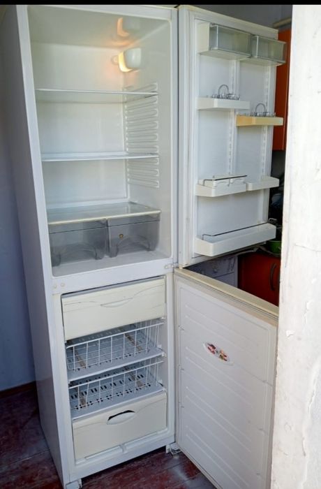 Продам большой Атлант холодильник отлично работает с доставкой