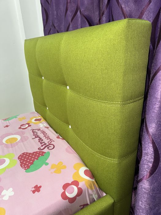 Pat tapitat hamar verde  cu tablie inalta pentru o persoana 100x200 cm