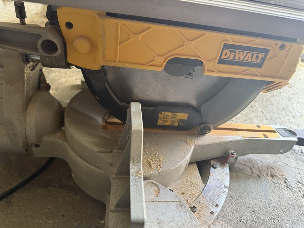 Vand Ferastrau DeWALT D27112 circular cu banc culisant