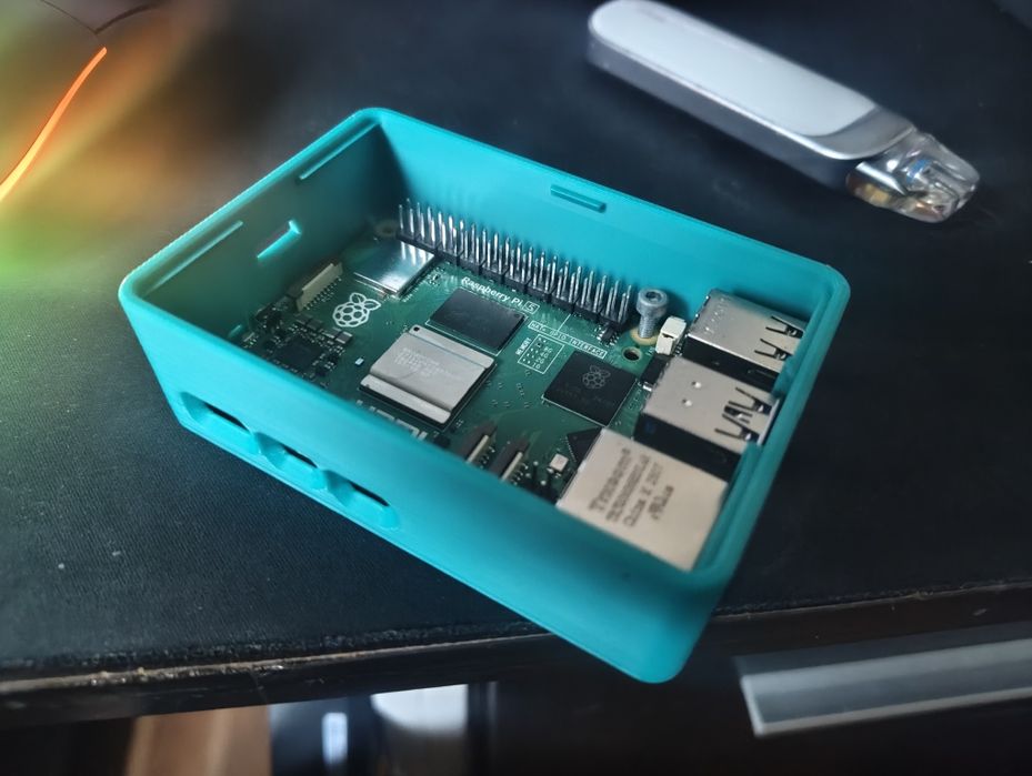 Raspberry Pi 5 8 GB Ram cu card SD 64GB si carcasa