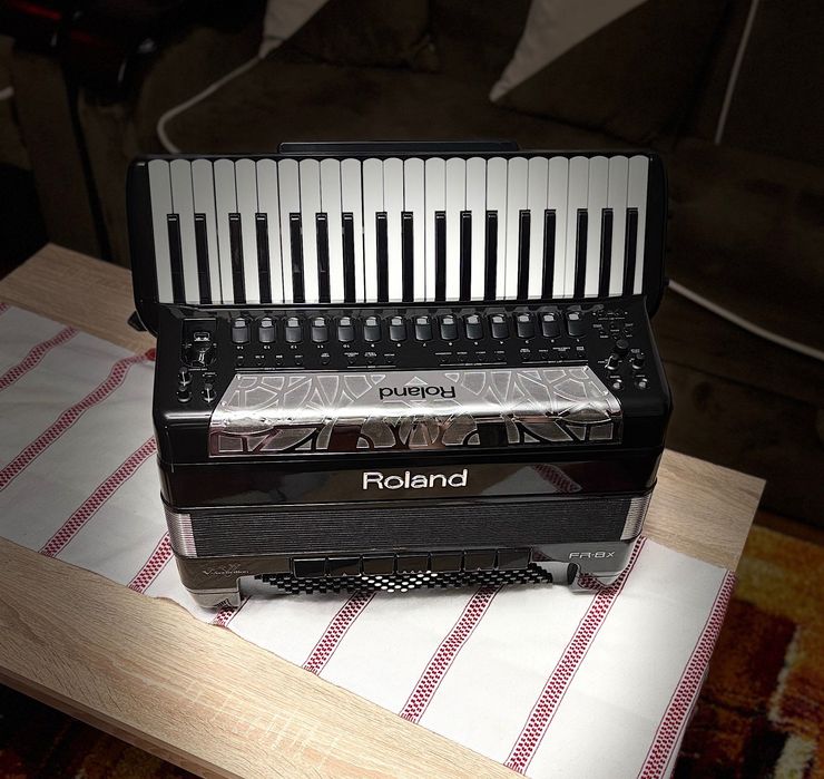 Vând acordeon Roland FR-8X