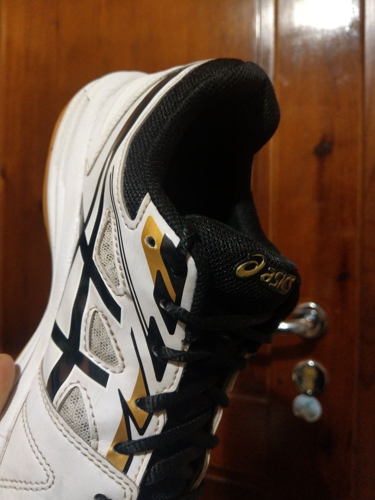 Резервирани.Asics Upcourt 43нм. 27,5см.
