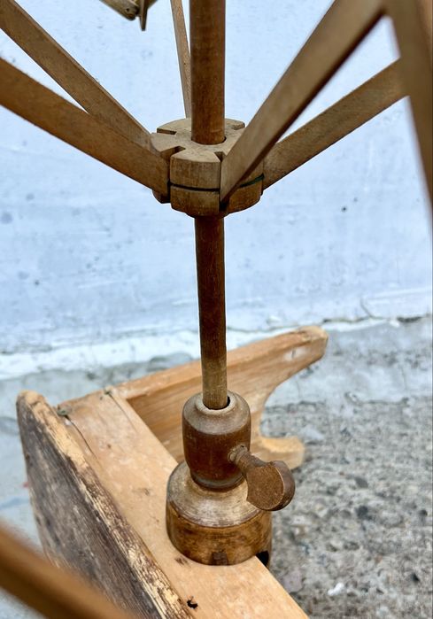 Vartelinta veche din lemn lucrat traditional.