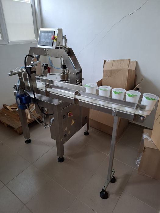 Машина за запечатване на кофички с алуминиево фолио