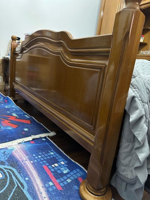 Dormitor din lemn masiv cu pat 150x190oglindă – stare excelenta și c