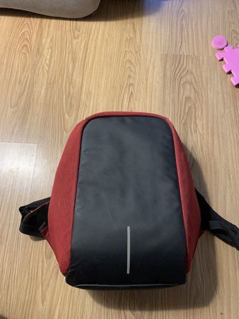 Vand rucsac rosu cu negru, tip anti-theft Backpack, marca XD-DESIGN