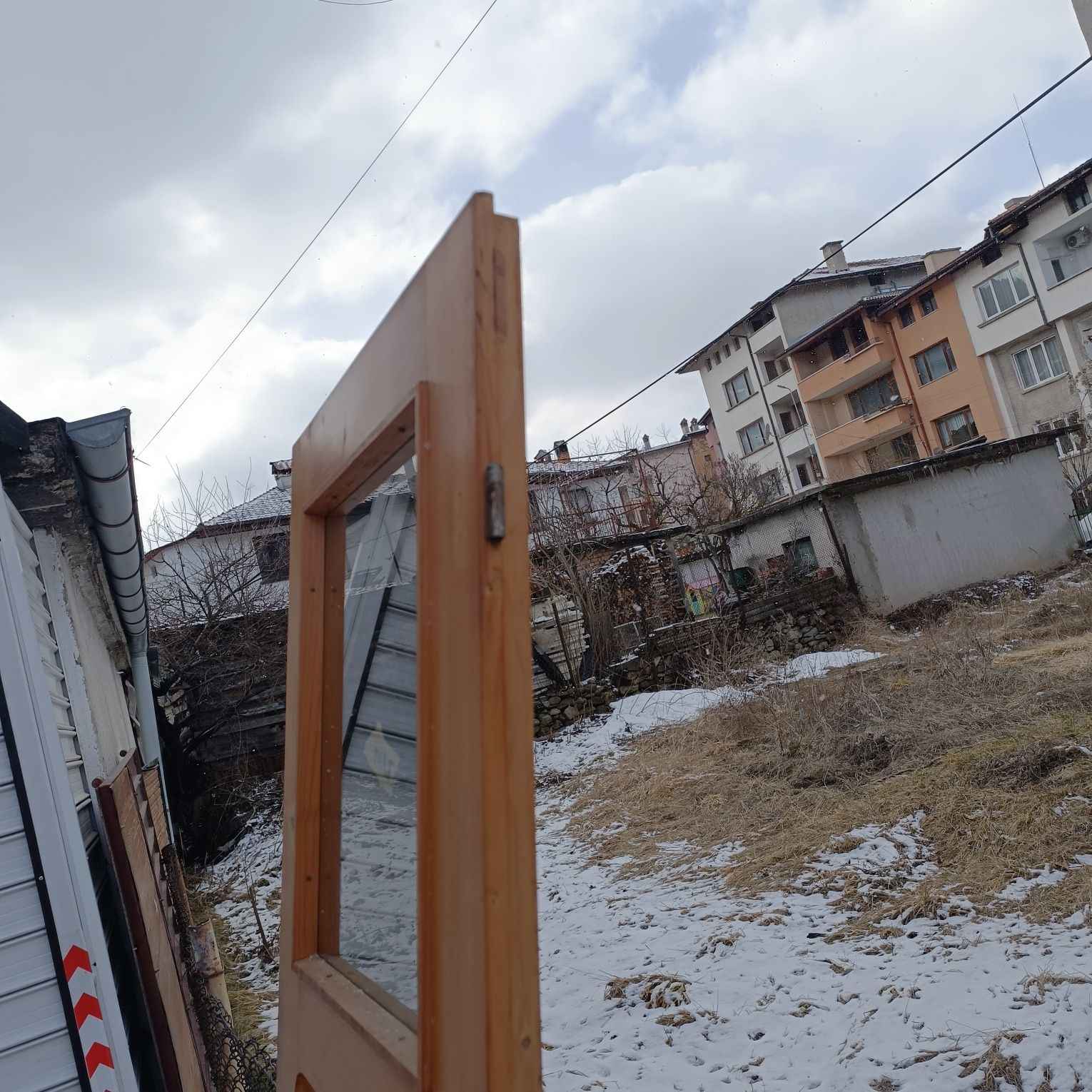 Продавам дървена врата за баня.