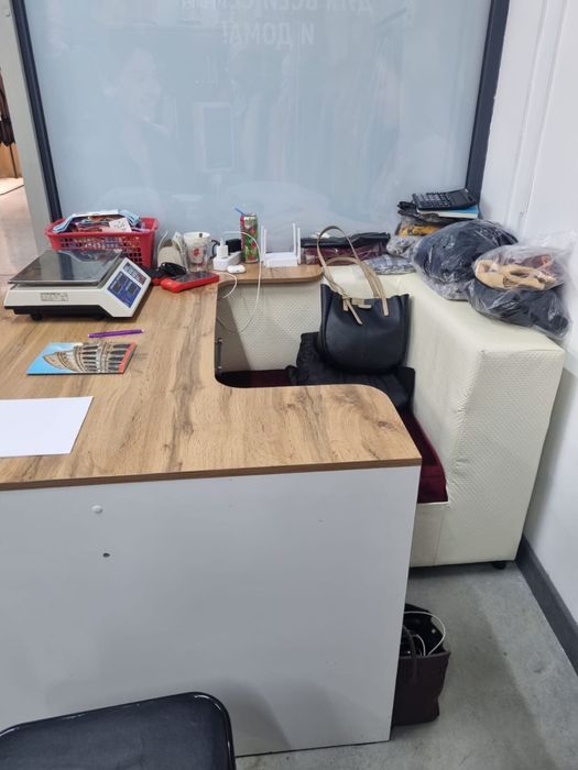 Ресепшн стол с диваном и стеллаж вешалка