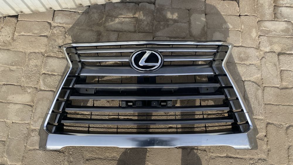 Лексус LX .. 2016 год. решотка радиатора  срочно срочно срочно