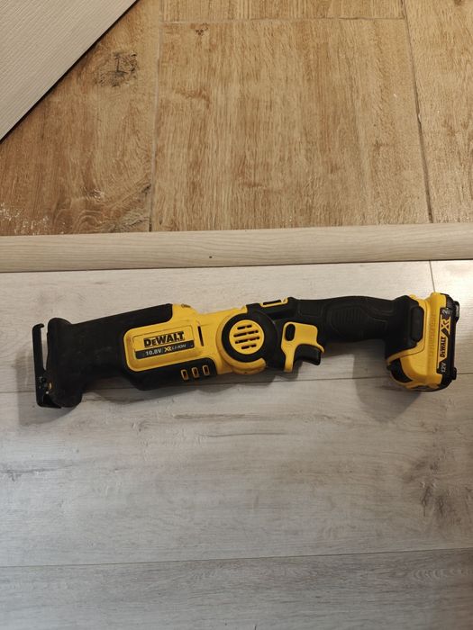 Fierăstrău Dewalt DCS310