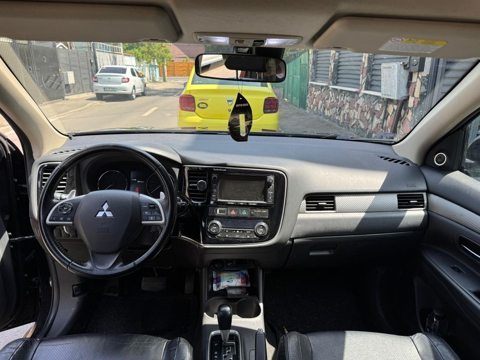 Mitsubishi Outlander 2013 facility 7locuri cutie automata