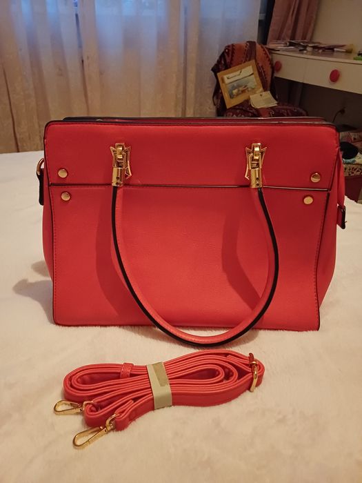 Червена кожена чанта