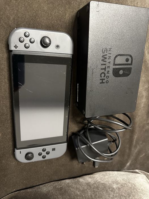 Vand Nintendo Switch , stare buna prezinta mici zgarieturi !