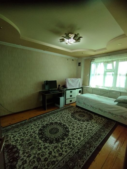 Chorsu bozori yonida Eski chorsu gastinsa roʻparasida