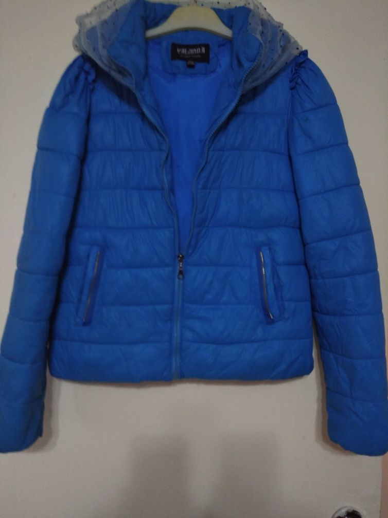 Продается женская куртка размер 46-48 теплая.