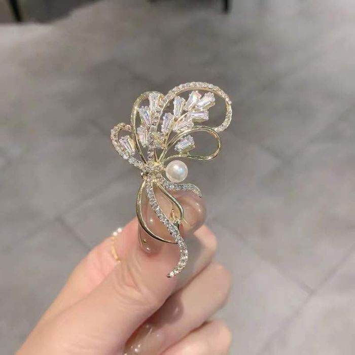 Броши  7 разных видов и Серьга- кафф  1 штука 40 тыс.