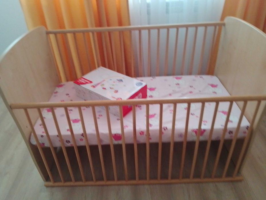 Vand pătuț din lemn + carusel