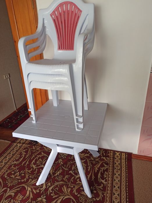 Стол стулья из пластика