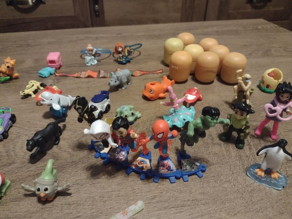 Киндер фигурки сглобени и не отворени +две гривнички около 66 броя.