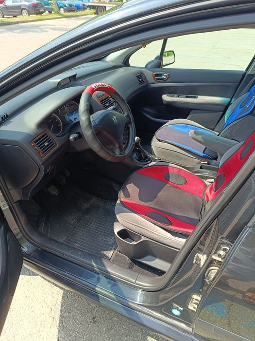 Автомобил Пежо 307