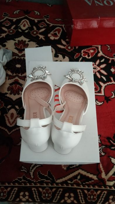 Срочно продается белый босоночки