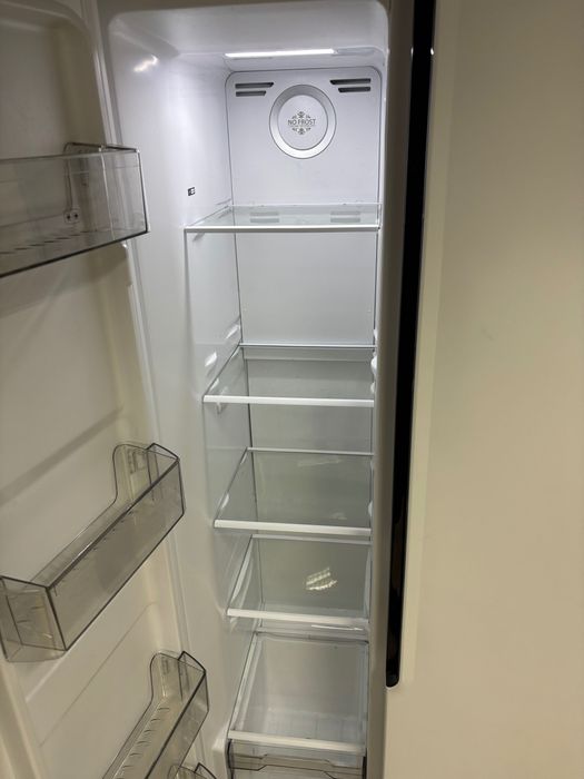 Просторен Side-by-Side No Frost хладилник