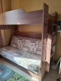 Двухэтажная кровать с матрасом в отличном состоянии