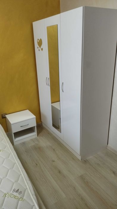 Спалня с матрак, гардероб и 2 нощни шкафчета