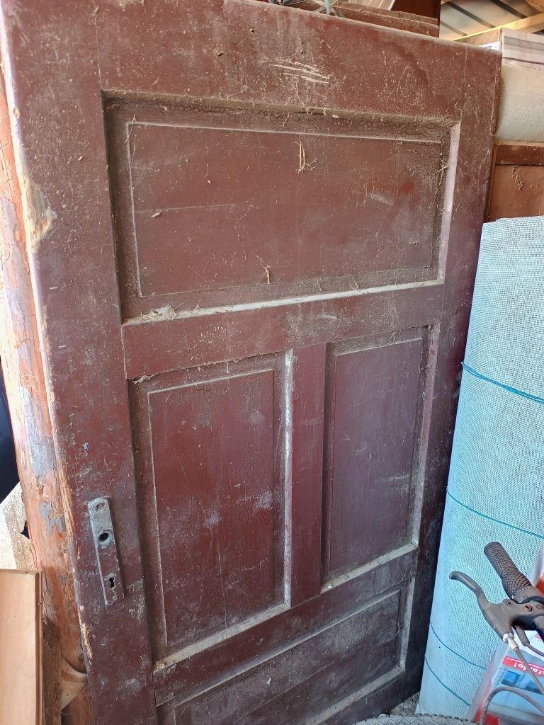 Ușa veche din lemn de la casa săsească.