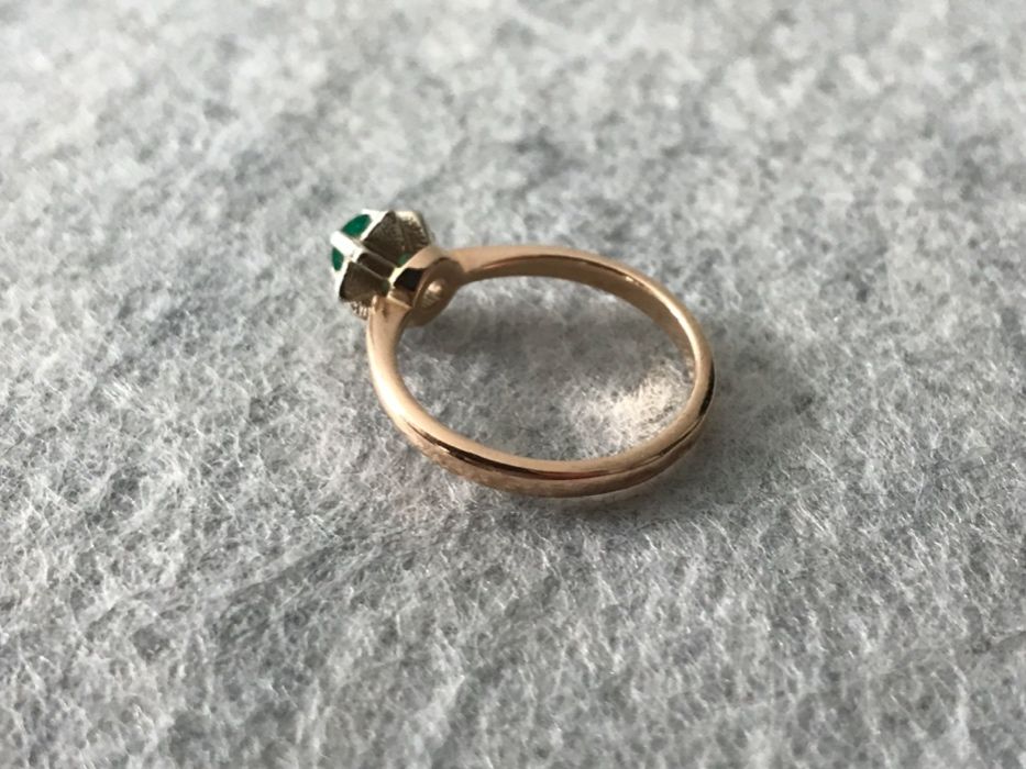 Продам золотое кольцо с изумрудом (обручальное / декоративное)