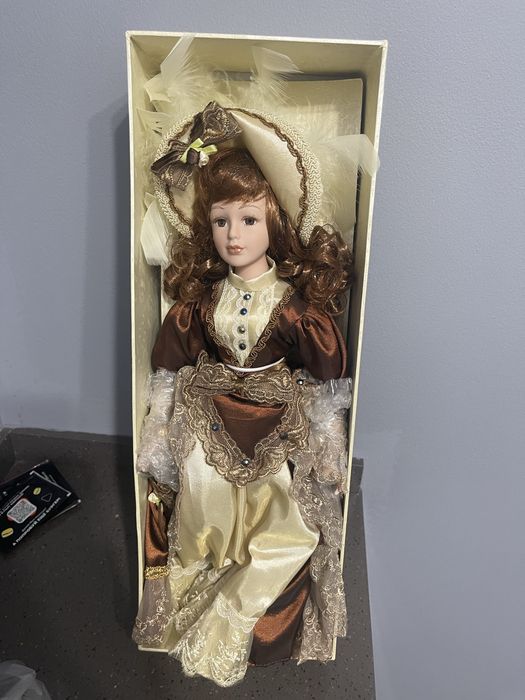 Фарфоровая кукла новая