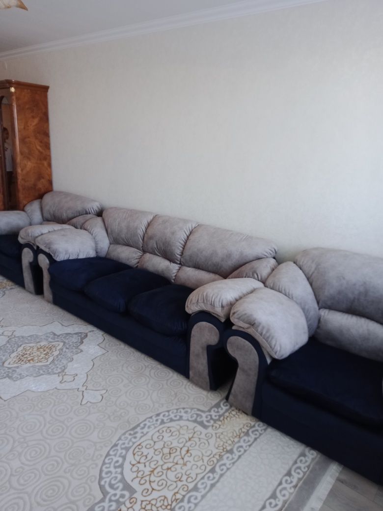 Перетяжка мягкой мебели стульев а так же изготовление диванов пуфиков