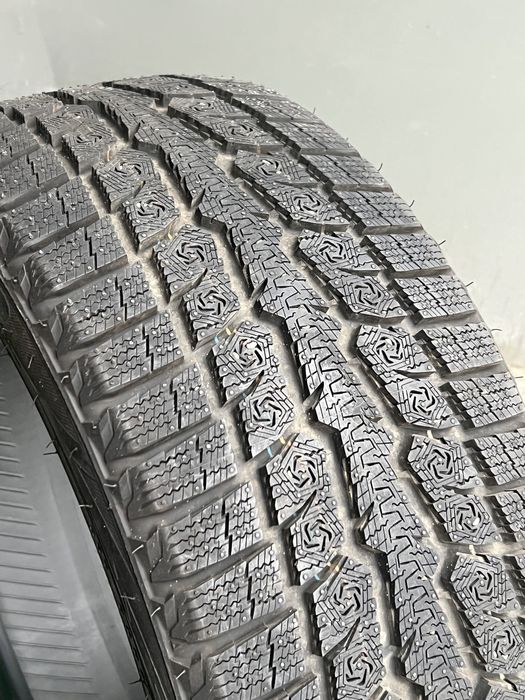 Зимниие баллоны toyo 225/45R17 почти новые