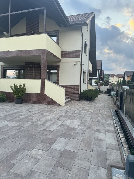 Casa de vanzare ( cartier privat)