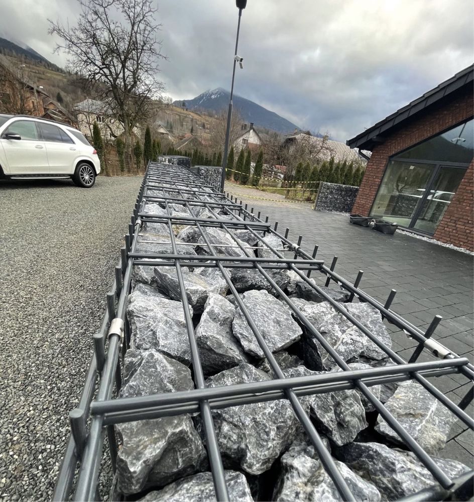 Gard piatra / Gard tip gabion . Piatra decorativa ,alba / albastra .